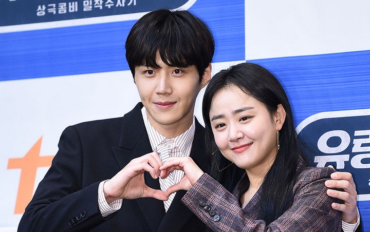 Adegan Kim Seon Ho Robek Pakaian Moon Geun Young di Catch The Ghost Jadi Sorotan Adegan Kim Seon Ho Robek Pakaian Moon Geun Young di Catch The Ghost Jadi Sorotan