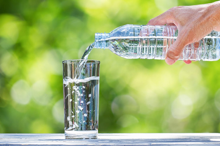 Banyak Minum Air Putih Agar Kulit Terus Terhidrasi