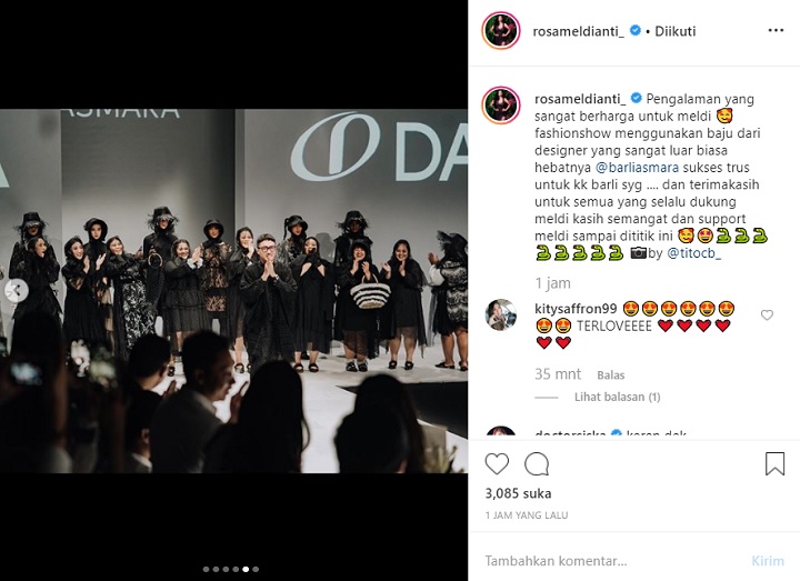 Model Barli Asmara di Jakarta Fashion Week
