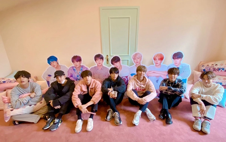 BTS Asyik Foto-Foto di Pop-Up Store Sendiri, V dan Jungkook Santai Langgar Aturan