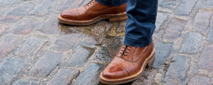 Sepatu Kulitmu Terkena Air? Cepat Keringkan Biar Awet, Tapi Perhatikan Hal Ini