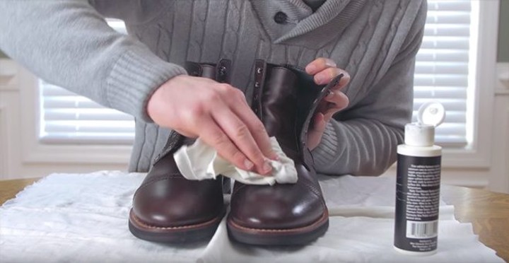 Bersihkan Sepatu Kulit dengan Hati-Hati dan Gunakan Lotion Khusus