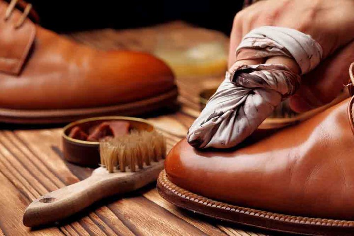 Ingin Sepatu Kulitmu Awet dan Selalu Terlihat Baru? Semir Secara Rutin Ya