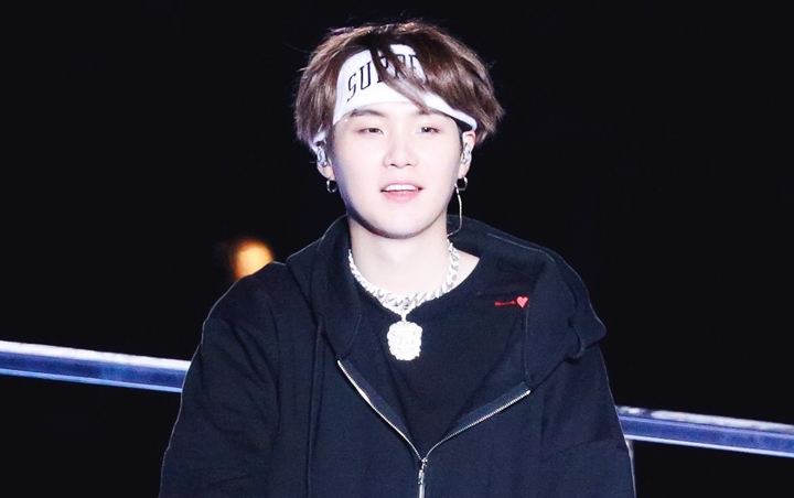 Biasa Swag, Suga Bikin Geger Tampil Genit Buka-Bukaan Umbar Bahu di Konser BTS