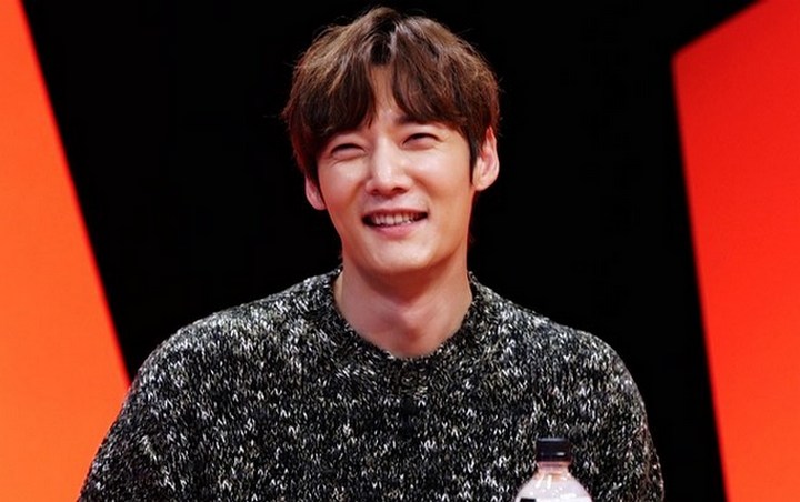Choi Jin Hyuk menjadi MC spesial di episode terbaru 'My Ugly Duckling'. Ia lantas menjawab ibu-ibu dengan membeberkan alasannya mendapat gelar master ciuman.
