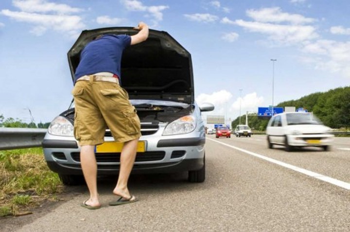 Setelah Tidak Ada Uap yang Keluar, Buka Kap Mobil yang Alami Overheat