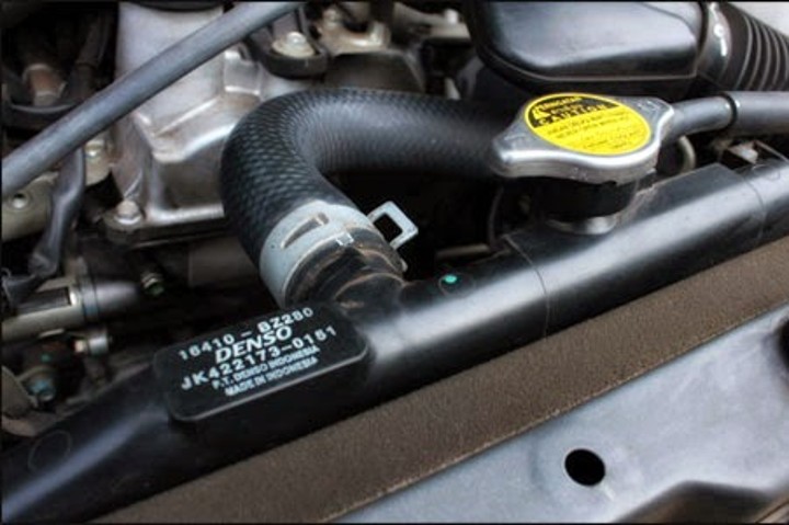Periksa Selang Atas Radiator untuk Mengetahui Masalah Mesin Mobil Overheat