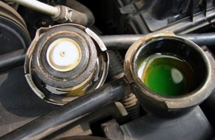 Putar Penutup Radiator Setelah Benar-Benar Dingin Saat Mengatasi Mobil Overheat
