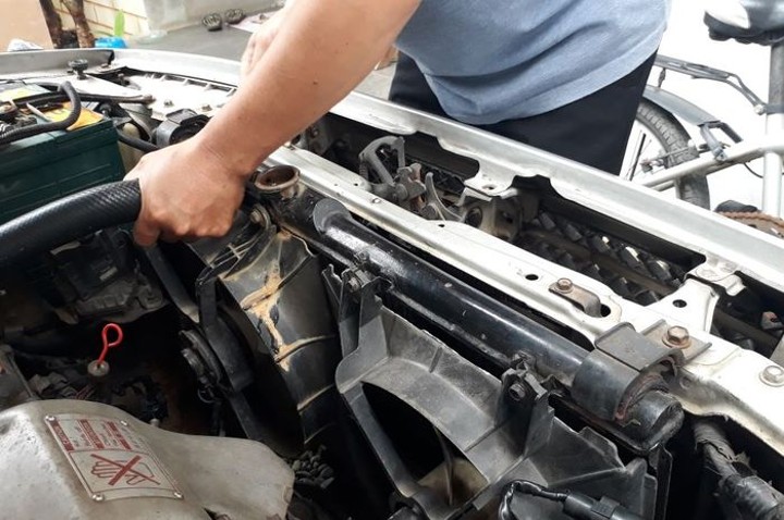 Periksa Mesin Untuk Mengetahui Adanya Kebocoran pada Mobil yang Overheat