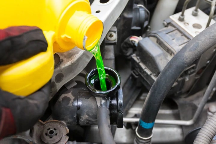 Setelah Mobil Benar-Benar Dingin, Isikan Zat Pendingin untuk Atasi Mobil yang Overheat