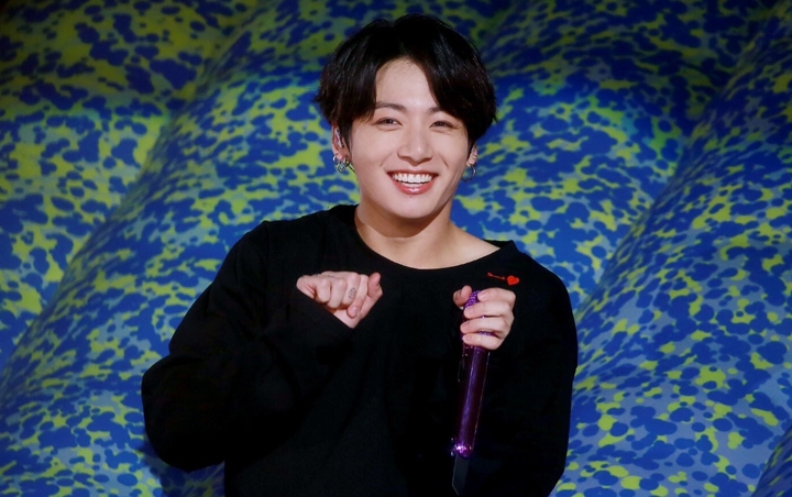 Gemasnya Jungkook Cengengesan Curi Lip Balm RM di Konser BTS