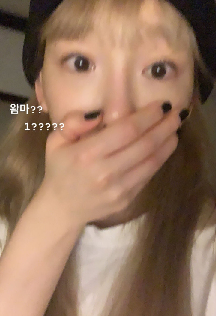 Reaksi Imut Tae Yeon SNSD Saat Kaget \'Spark\' Jadi Nomor 1 di Chart Musik