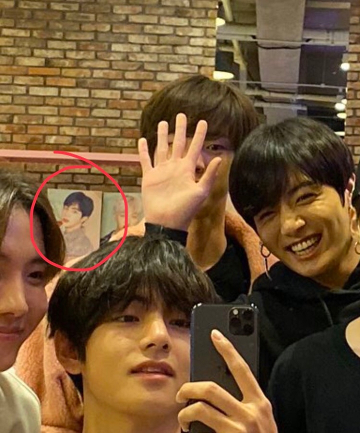 Lucunya Jungkook Usil Tutupi Wajah Tampan Jin di Foto Bareng BTS Tapi Gagal Total
