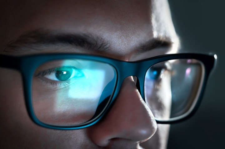 Atasi Mata Lelah dengan Menggunakan Kacamata Khusus Komputer