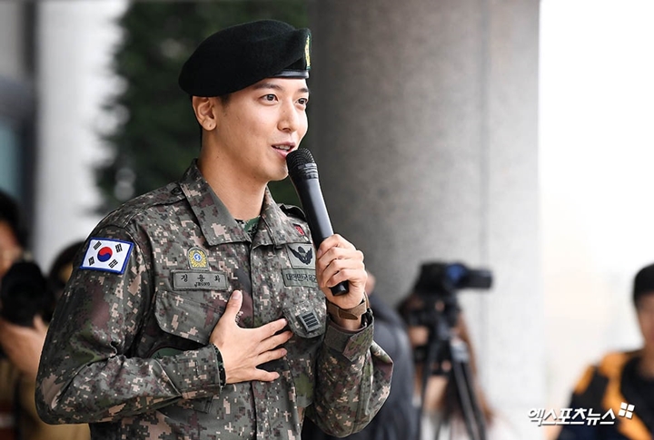 Jung Yong Hwa CN Blue Selesai Kan Wamil Nya  Disambut Fansnya