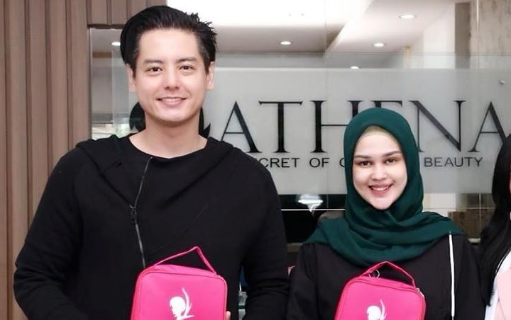 Baby Moon Romantis, Roger Puji Cut Meyriska 'Surga Dunia' Hingga Sentuh Perut Bak Benarkan Kehamilan