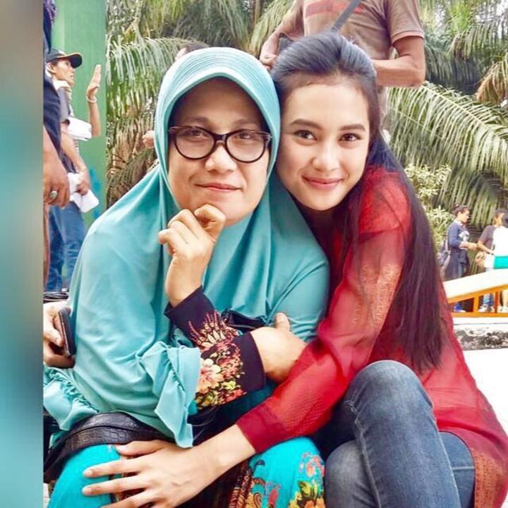 Tetap Memeluk Sang Bunda Meski Sudah Mulai Beranjak Dewasa