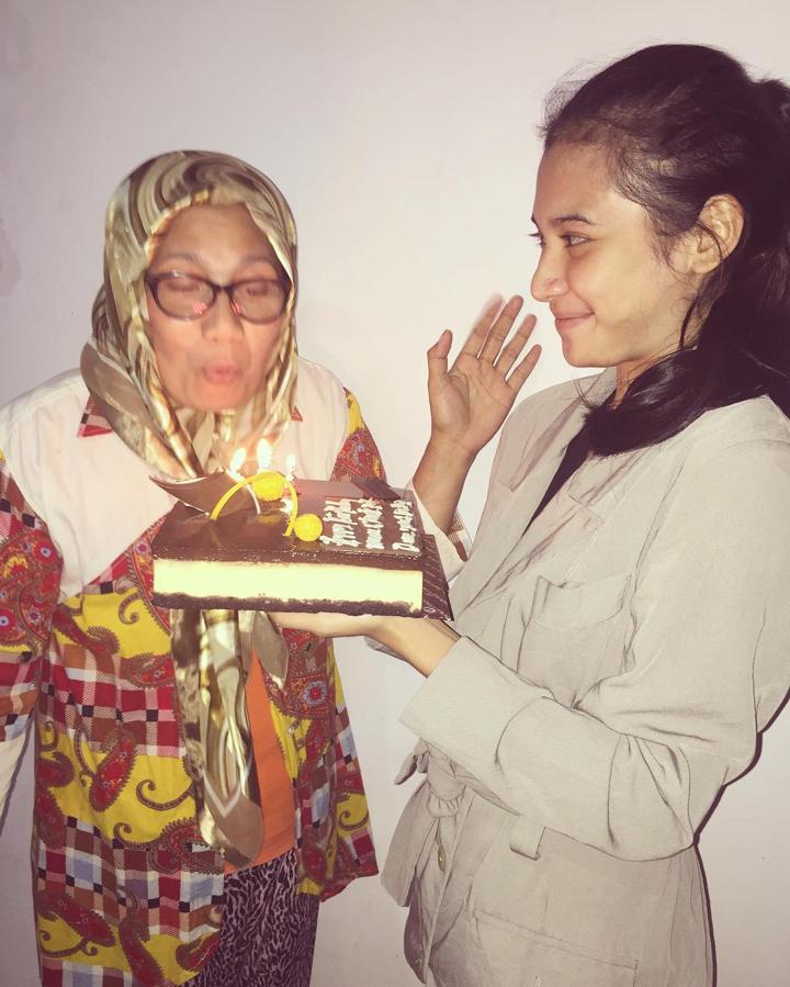 Selalu Rayakan Ulang Tahun Sang Bunda dengan Kue dan Kejutan