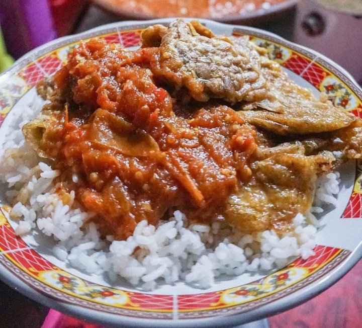 Wajib Cicipi Salah Satu Warung Penyetan di Sego Sambel Mak Yeye