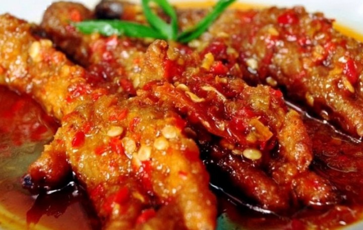 Siap-siap Bercucuran Keringat Saat Makan Ceker Gobyos
