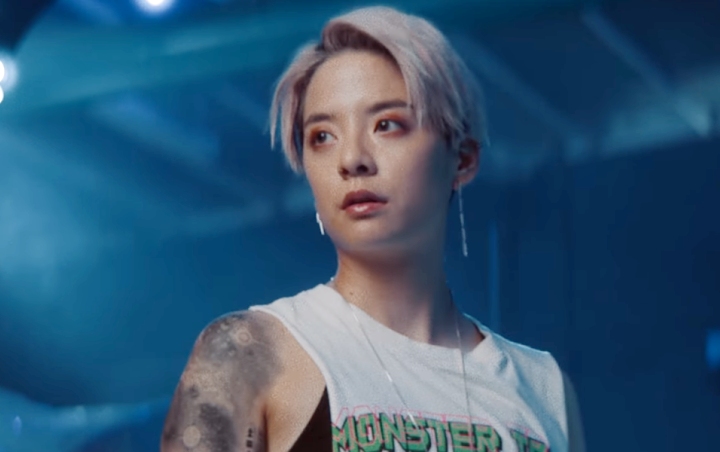 Amber f(x) Ciuman Hot dengan Aktor Michael Bow di MV 'Other People'