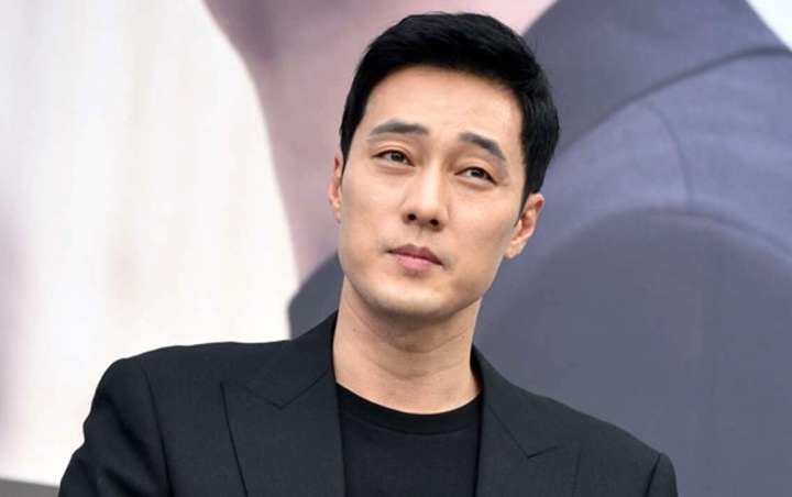 Dandanan Aneh So Ji Sub di Bandara Jadi Bahan Gosip, Netizen: Entah Apa yang Merasukinya