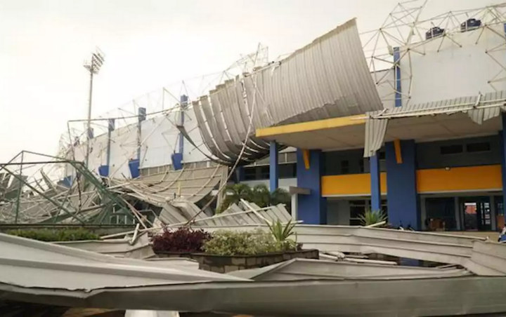 Stadion di Bandung Porak Poranda Diterjang Puting Beliung