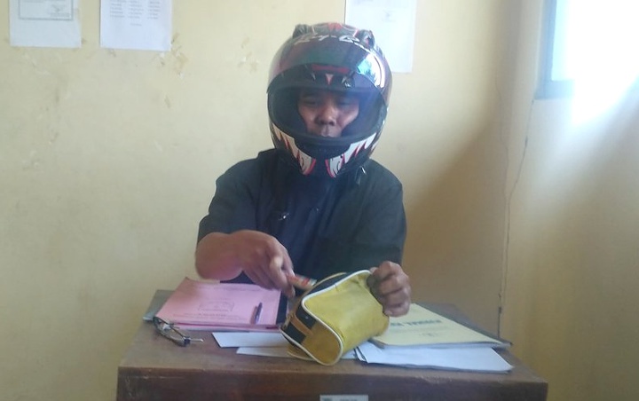Viral Guru SMP Di Klaten Pakai Helm Saat Mengajar Di Kelas, Ternyata Ini Faktanya