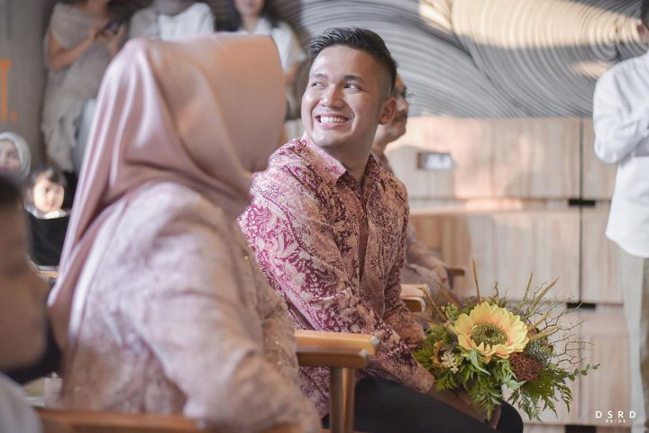 Adhi Permana Tampil Rupawan dengan Batik Pink