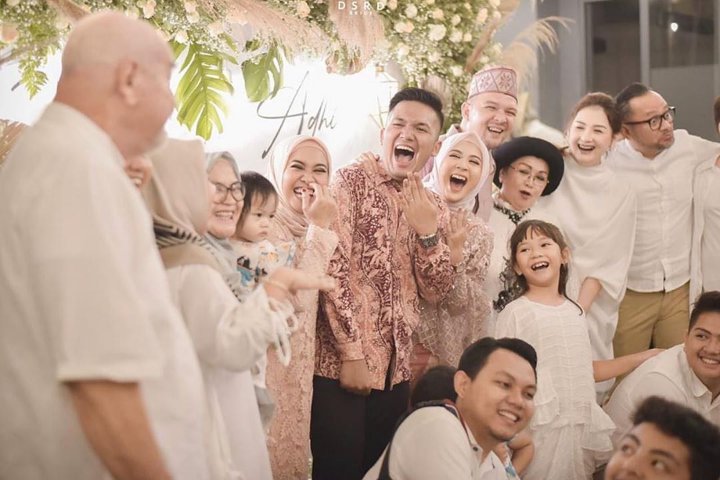 Kebahagiaan Keluarga atas Pertunangan Kesha Ratuliu