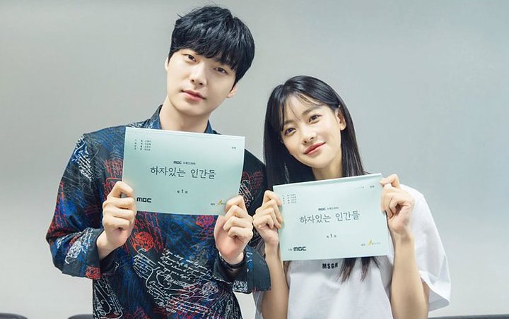 Ahn Jae Hyun - Oh Yeon Seo Tampil Imut dan Mesra di Poster 'Love with Flaws', Staf Puji Chemistry