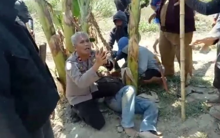 Viral Video Kapolsek Bersimpuh di Hadapan Massa yang Mengamuk, Ini Penjelasannya