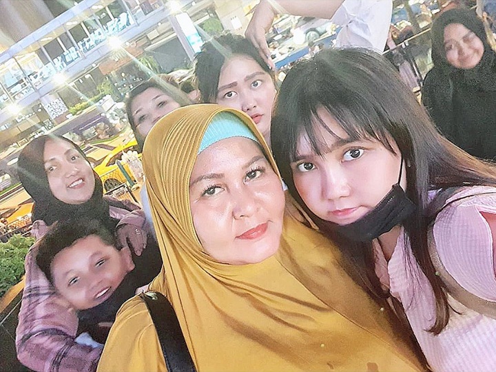 Imut Foto Wefie Bareng Keluarga Meski Wajahnya Sedang Bengkak