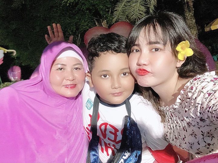 Lagi-Lagi Pasang Pose Imut Saat Wefie Bareng Sang Bunda