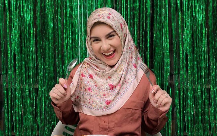  Sempat Kesulitan, Irish Bella Sudah Mahir Pakai Hijab Sampai Bikin Model 'Ruwet' Kayak Gini