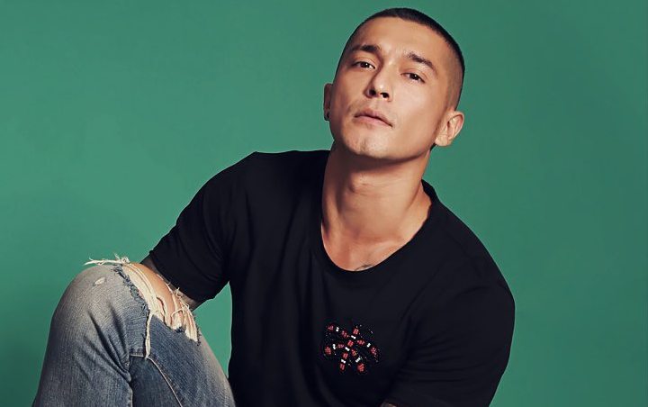 Miller Khan Pamer Badan Penuh Tato Sambil Pakai Gaun Hingga Disebut Mirip Sam Smith