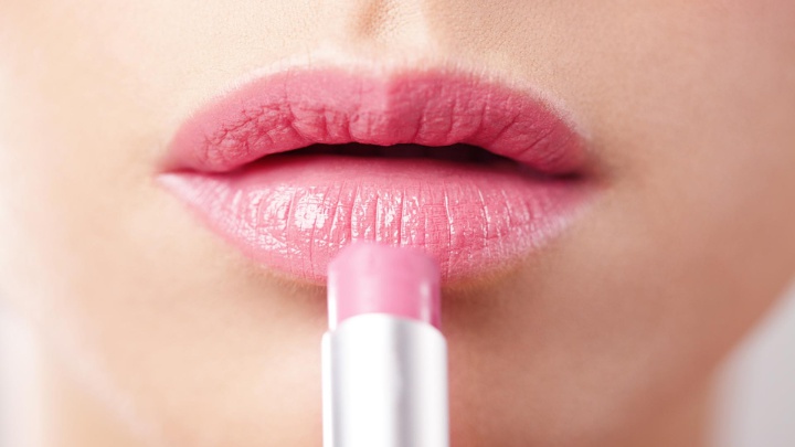 Jangan Gunakan Lipstik Terlalu Sering Karena Berdampak Pada Warna Bibir Asli
