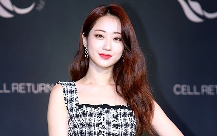 Sukses Sembunyikan Kekerabatan, Kyungri Ungkap Kiat Berkencan Dengan Jinwoon Supaya Tidak Ketahuan Publik Sukses Sembunyikan Kekerabatan, Kyungri Ungkap Kiat Berkencan Dengan Jinwoon Supaya Tidak Ketahuan Publik