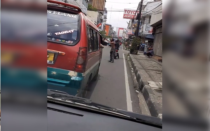 Viral Pria Gangguan Jiwa Buka Jalan Ambulans, Begini Komentar Sang Sopir