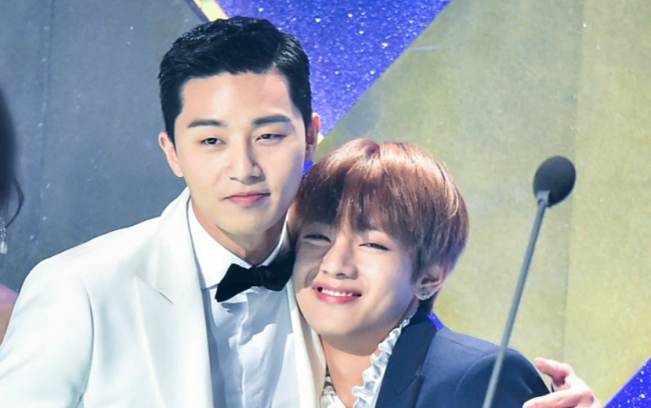 Park Seo Joon dan V BTS Lagi-Lagi Kepergok Jalan Bareng di Tempat Umum