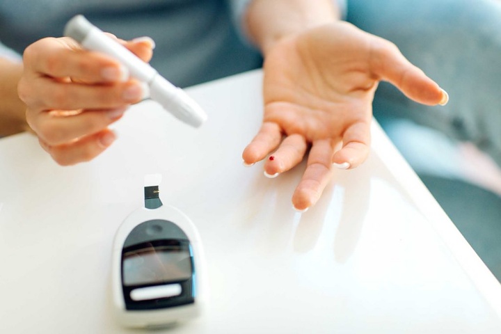 Pertama, Rajin Cek Gula Darah untuk Mengontrol Diabetes