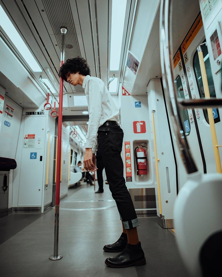Inspirasi Potret Artistik di Dalam MRT, Tak Melulu Lalu Lalang Manusia