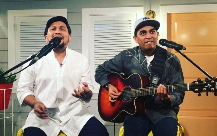 Glenn Fredly dan Tompi diketahui tergabung dalam grup vokal Trio Lestari bersama Sandhy Sondoro. Selain itu, keduanya juga menjadi presenter dalam sebuah program.