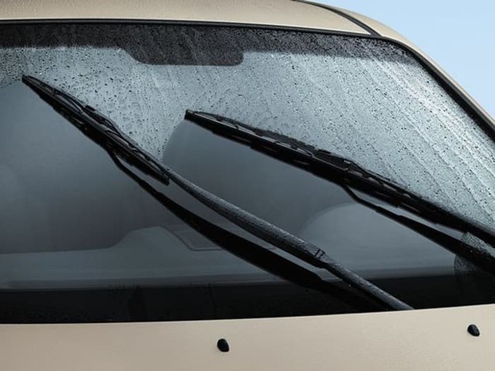Bersihkan Kaca dan Wiper Mobil Secara Berkala Saat Musim Hujan