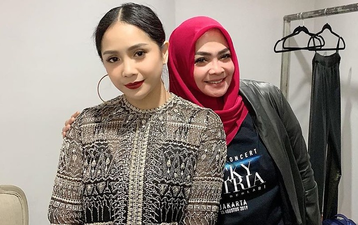Saldo ATM Unlimited, Nagita-Mama Rieta Bagi 'Recehan' Dollar Setara Puluhan Juta ke Asisten
