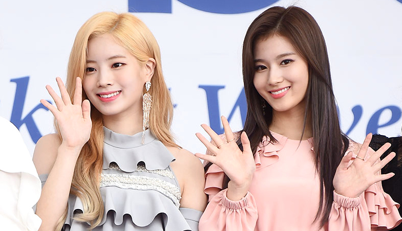 Sana Twice Bikin Syok Pakai Baju Terbuka di Bandara, Ekspresi Dahyun Jadi Sorotan