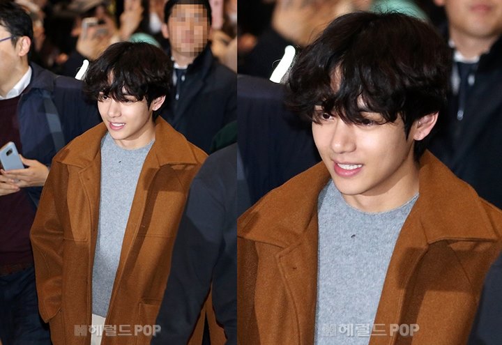 V BTS Senyam-Senyum Berangkat ke Jepang, Bahagia Diantar Sosok Tersayang?