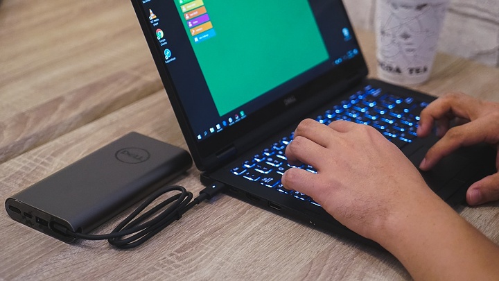 Kalian Juga Perlu Menghindari Menggunakan Laptop Saat Di-charge