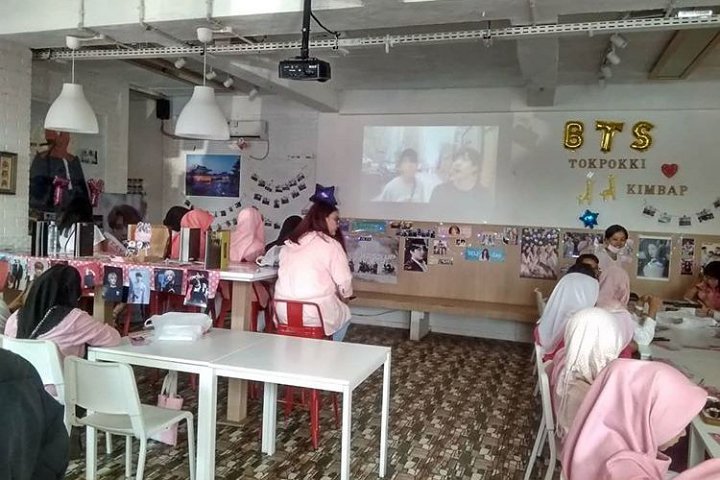 Enggak Hanya Bernuansa K-Pop, Plus Eight Two Cafe Ternyata Milik Idol Sendiri