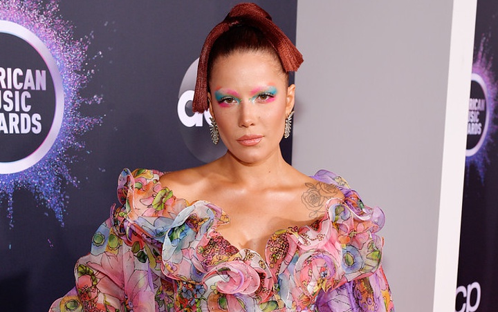 Halsey Sindir Grammy Saat Terima Penghargaan di American Music Awards 2019